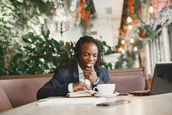 Explorez les bienfaits de la méditation de pleine conscience : le guide essentiel pour optimiser la vie étudiante